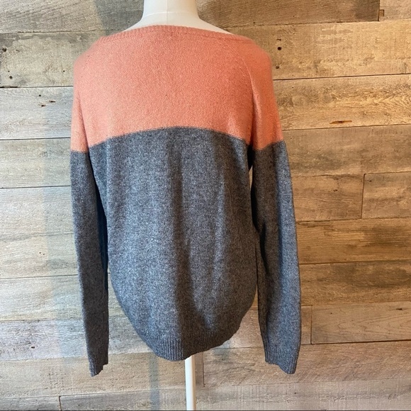 💥5/$25 Forever 21‎ two tone sweater  in size medium - Picture 3 of 5
